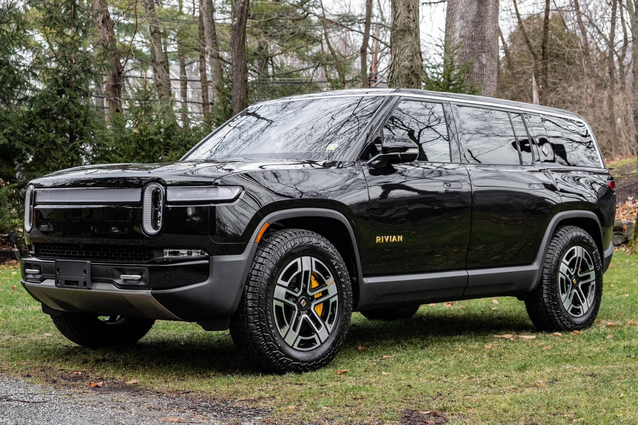 black rivian r1s