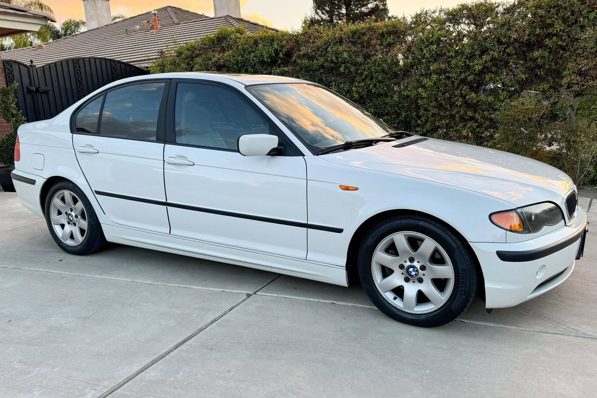 2003 BMW 325i Sedan