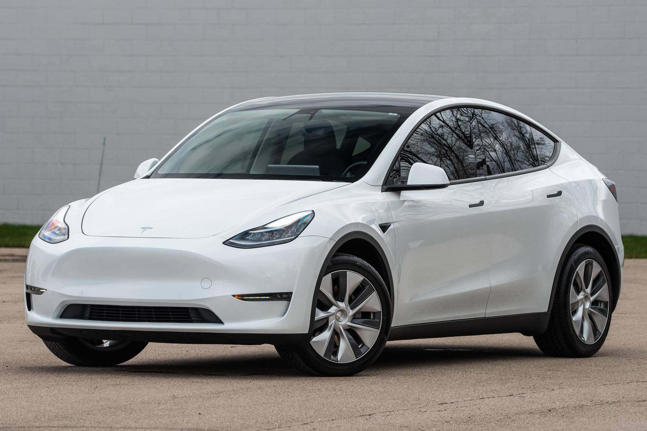 Tesla model deals y 2021 white