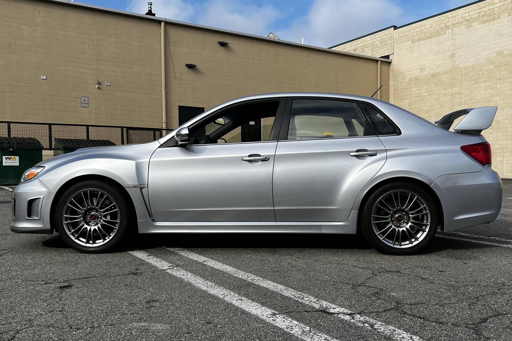 【直筆サイン入り】EBBRO エブロ SUBARU WRX STI 2012 2008 - 2014 CARBON FIBER / GLOSS HATCH Subaru WRX STI Vinyl Emblem