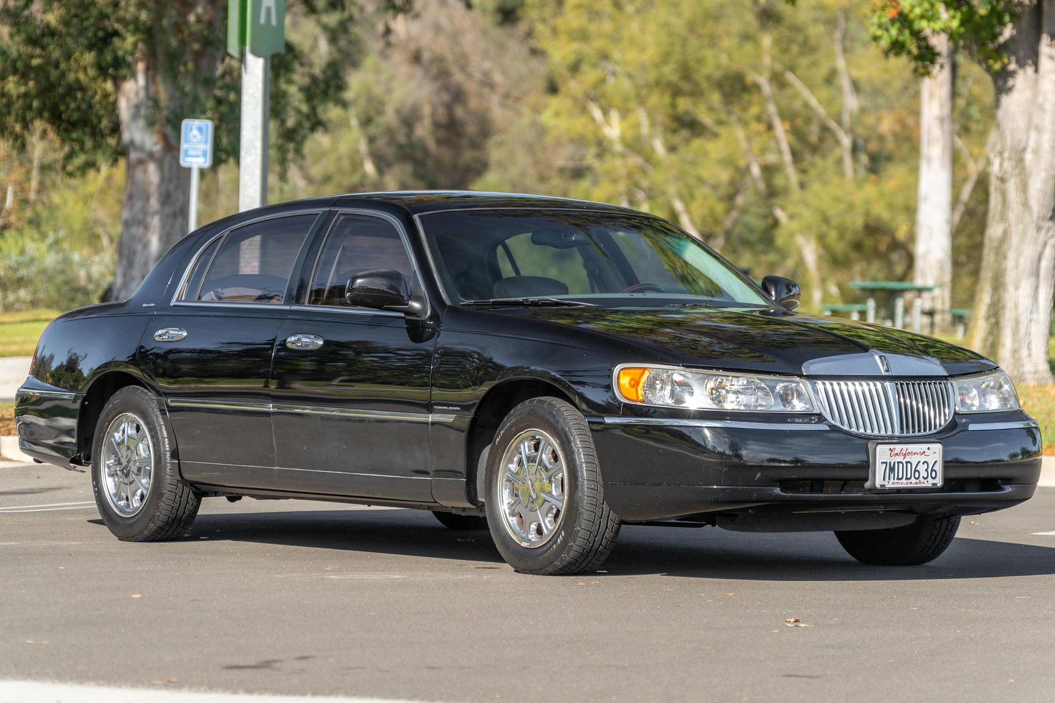 2002 lincoln town car deals front bumper