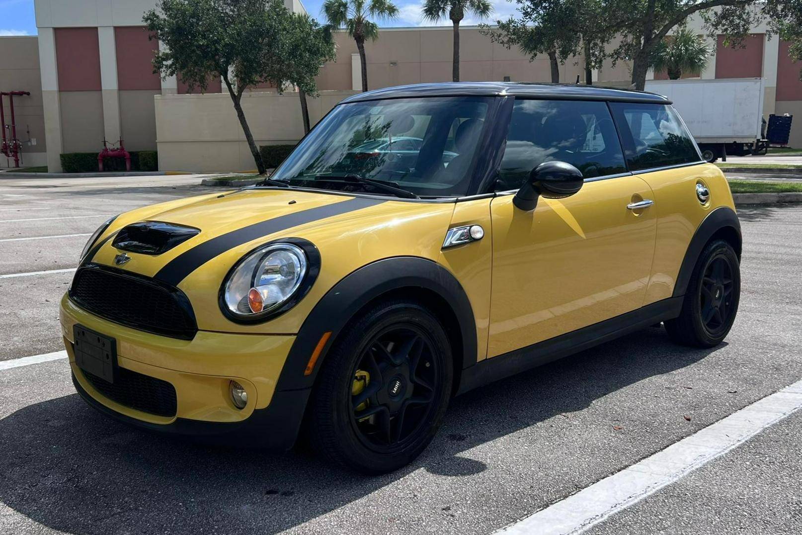 2009 Mini Cooper S VIN: WMWMF73599TT97233 for Sale - Cars & Bids
