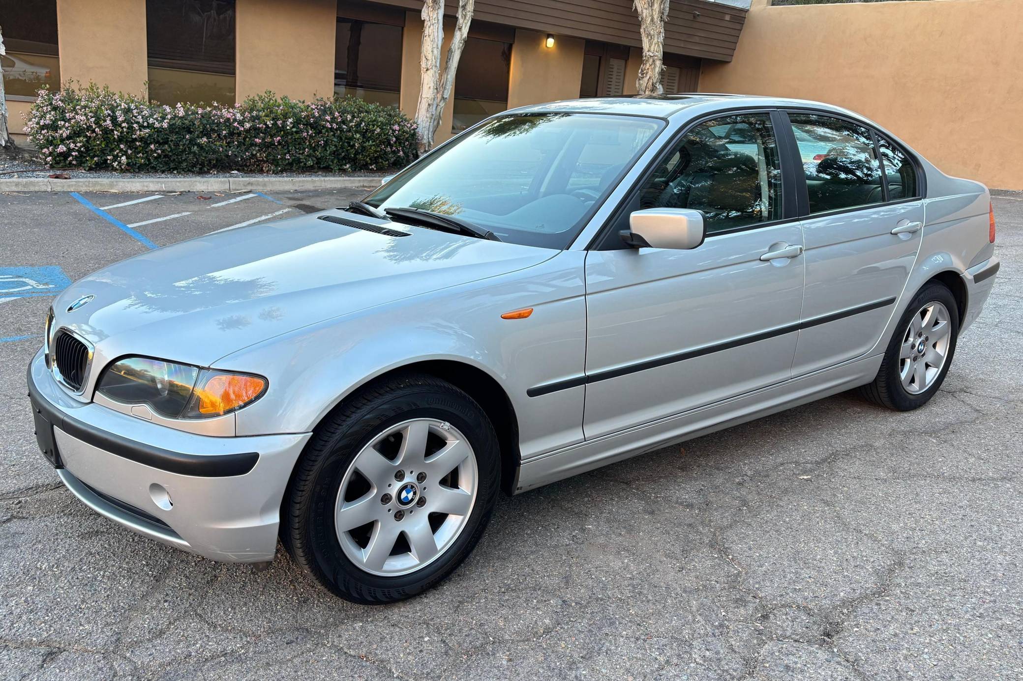 2001 BMW 325xi Sedan — market value and price history