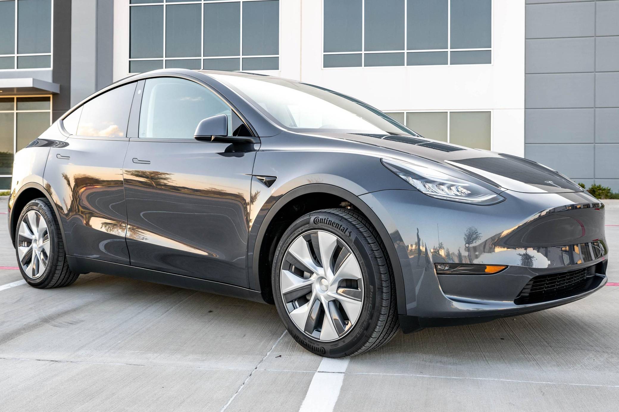 Tesla model y midnight deals silver metallic