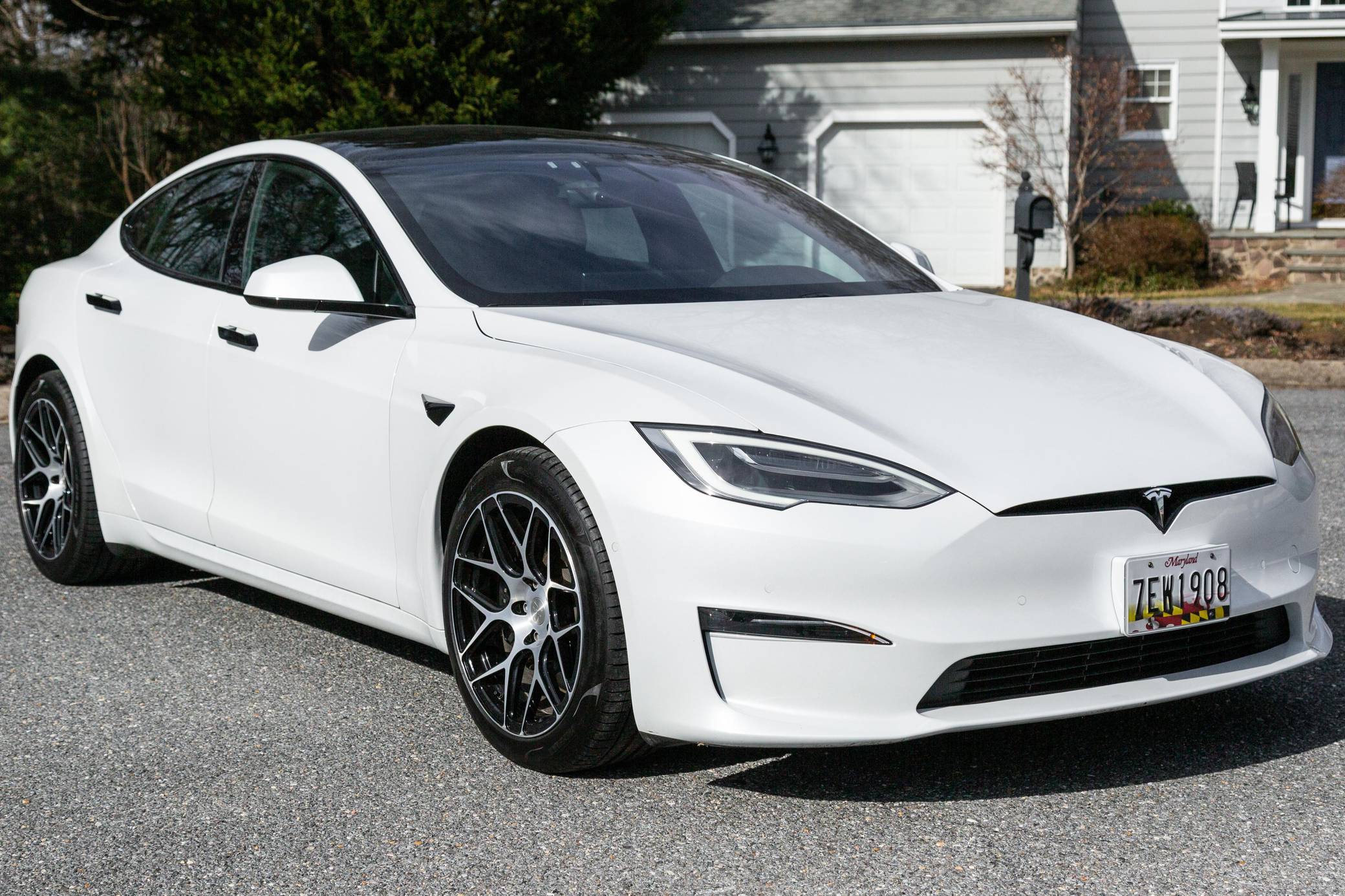 White tesla model s store with black rims