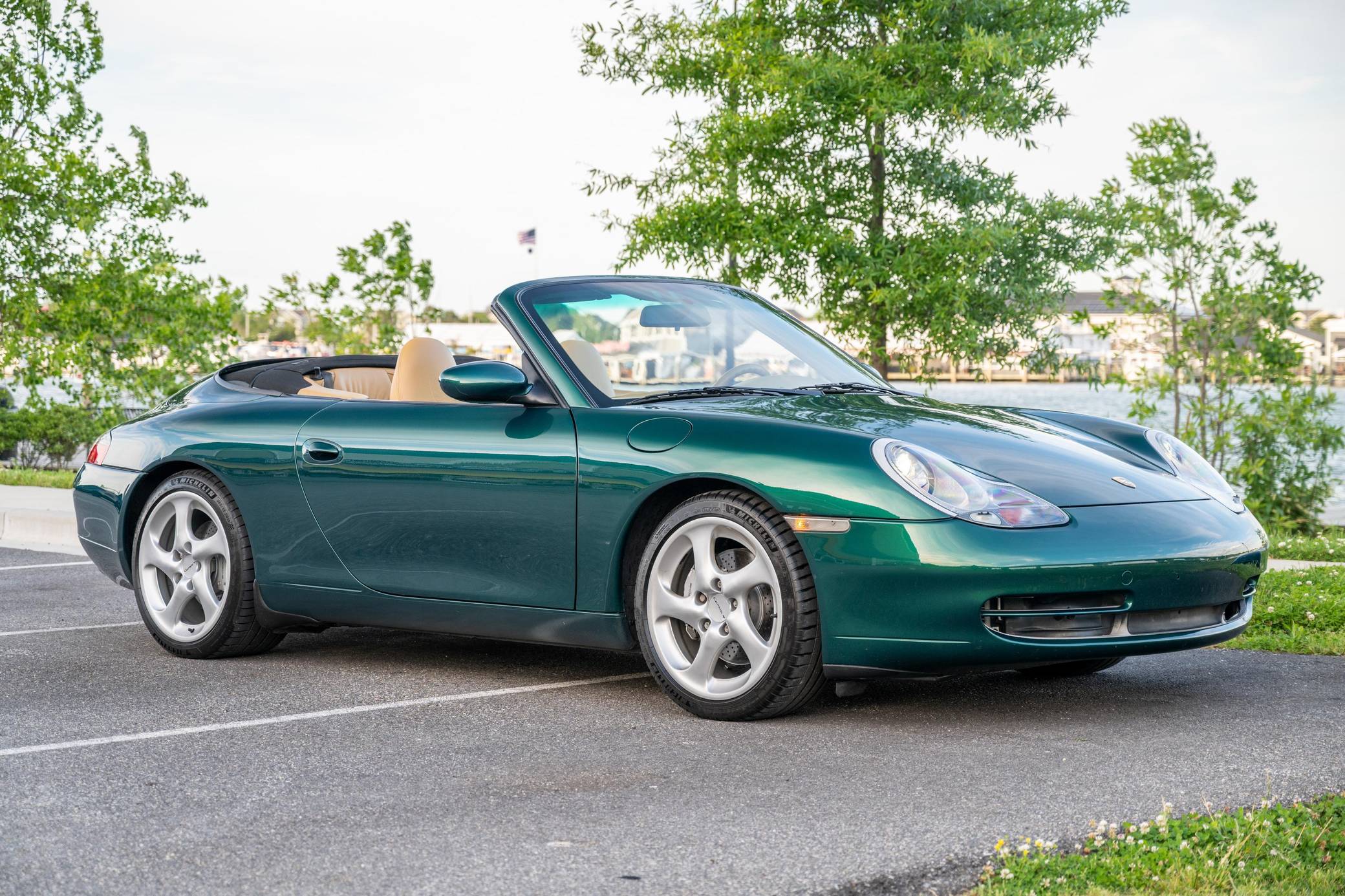 2000 Porsche 911 Carrera 4 Cabriolet image 1