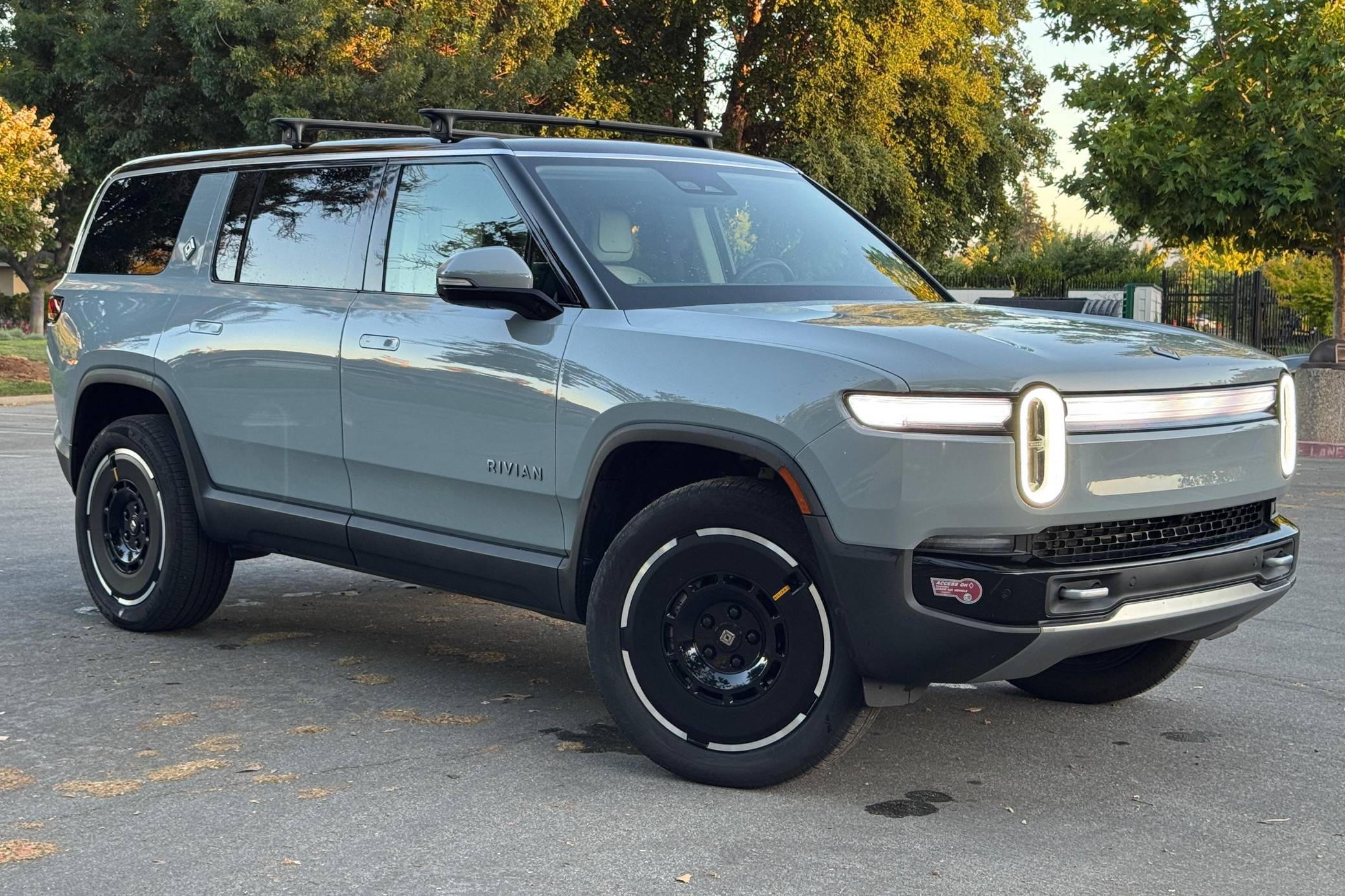 2025 Rivian R1S