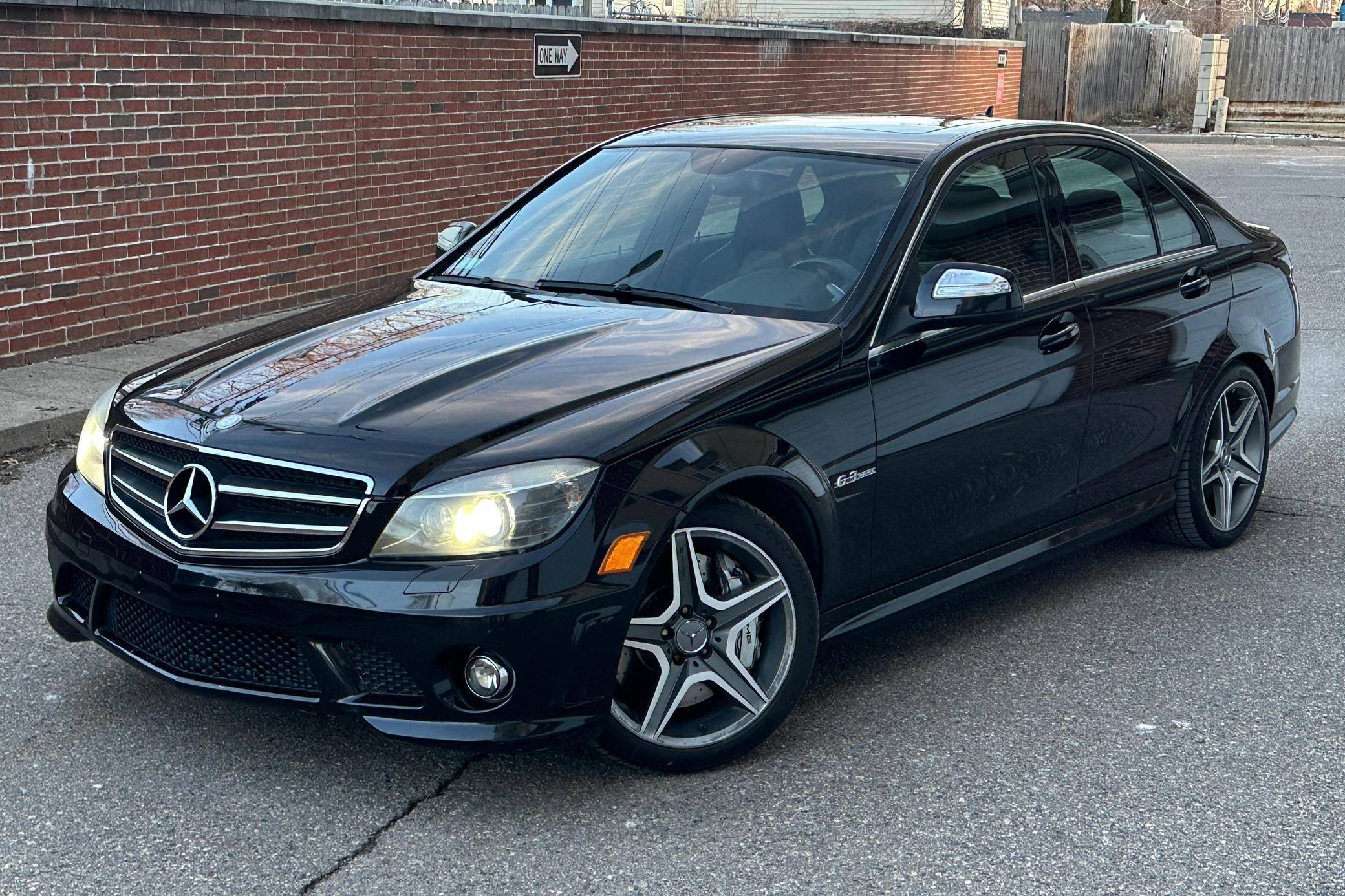 ベンツ　AMG 2009 Mercedes-Benz C63 AMG Sedan VIN: WDDGF77X29F243981 for Sale