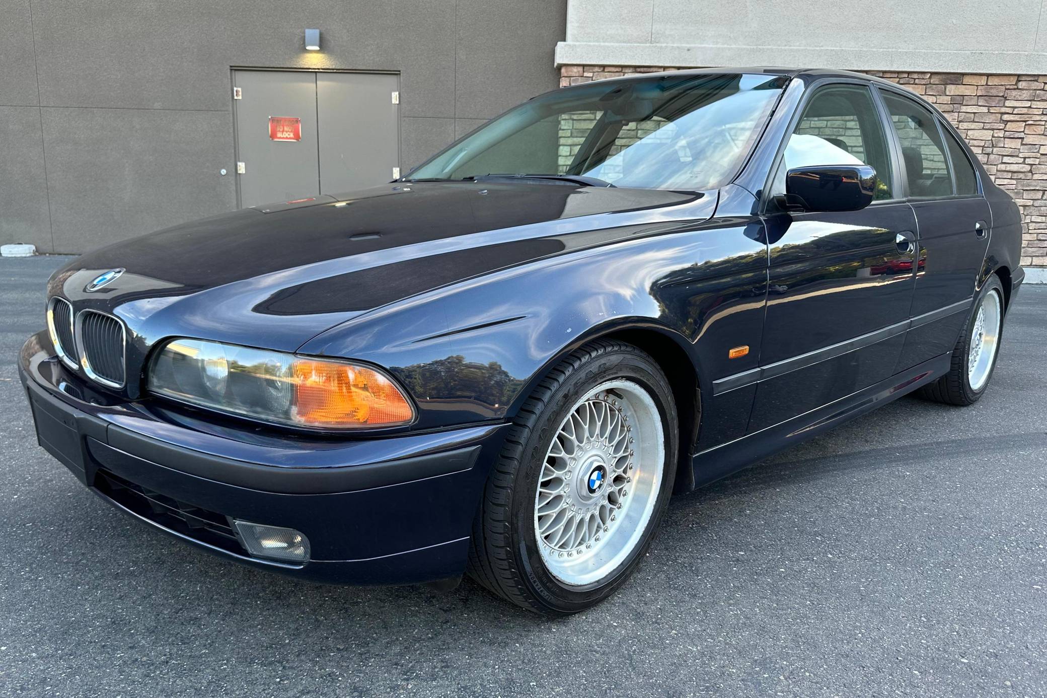 2000 BMW 528i Sedan