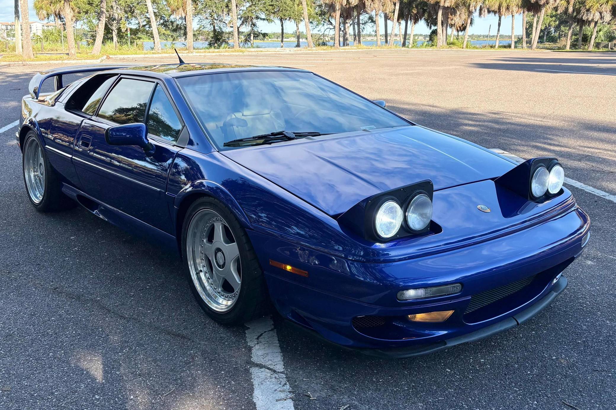 ブラック＆ホワイトロータス  1998 Lotus Esprit V8 VIN: SCCDC0822WHA15481 for Sale - Cars & Bids