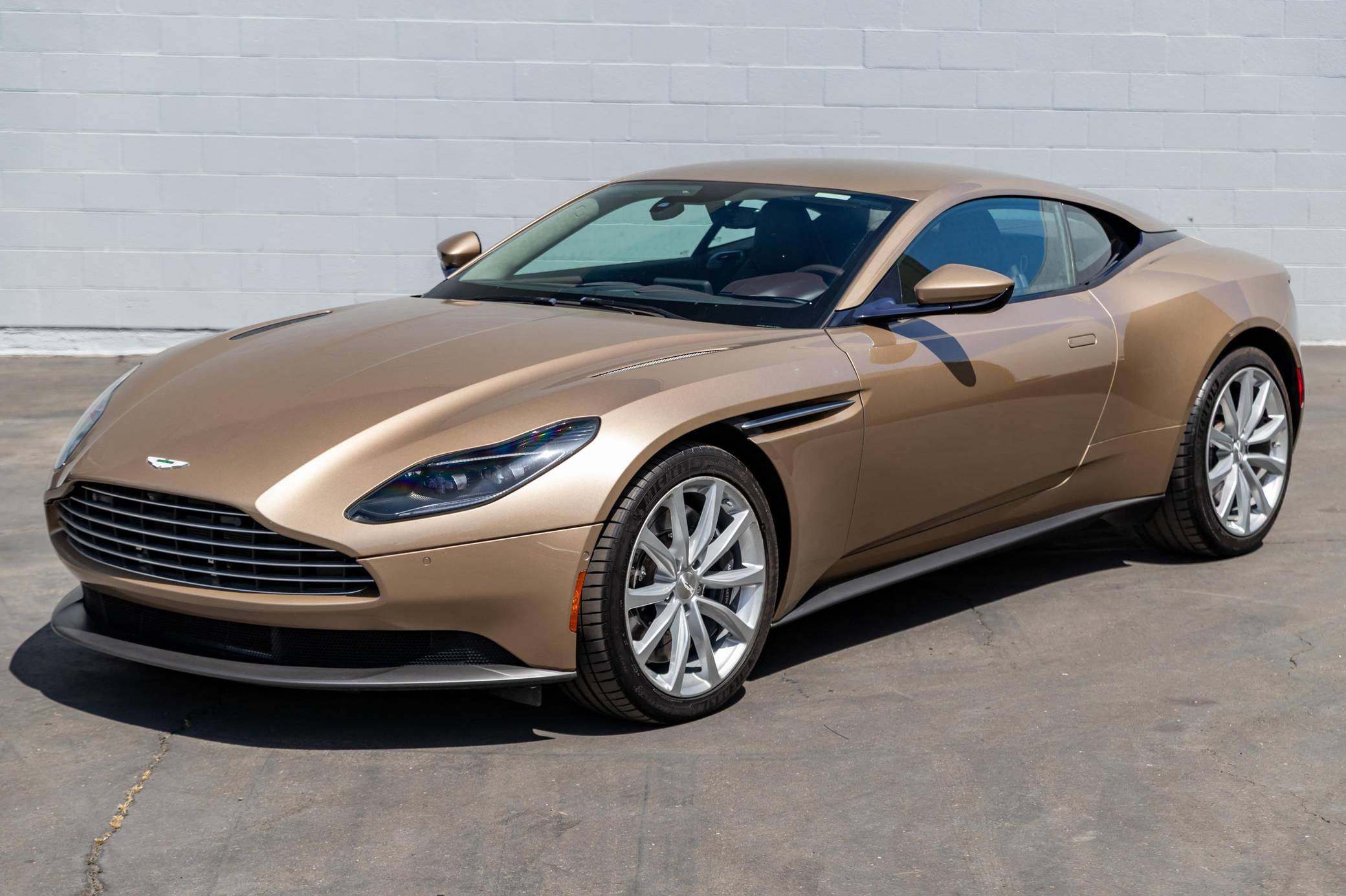 2019 Aston Martin DB11 Coupe VIN: SCFRMFAW5KGL07077 for Sale