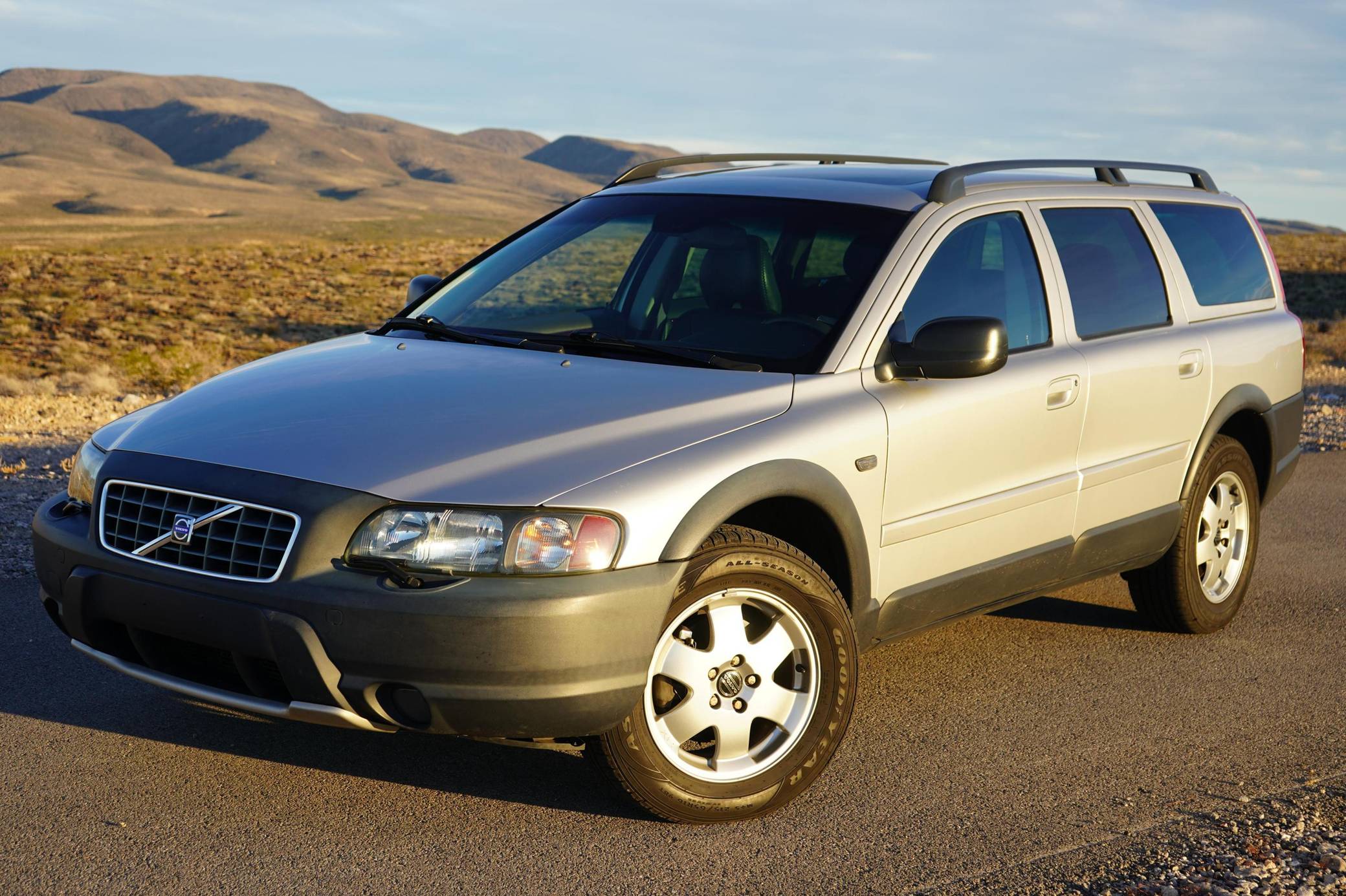 VOLVO V70XC シルバーモデルカー 2004 Volvo XC70 AWD VIN: YV1SZ59H441156430 for Sale - Cars & Bids