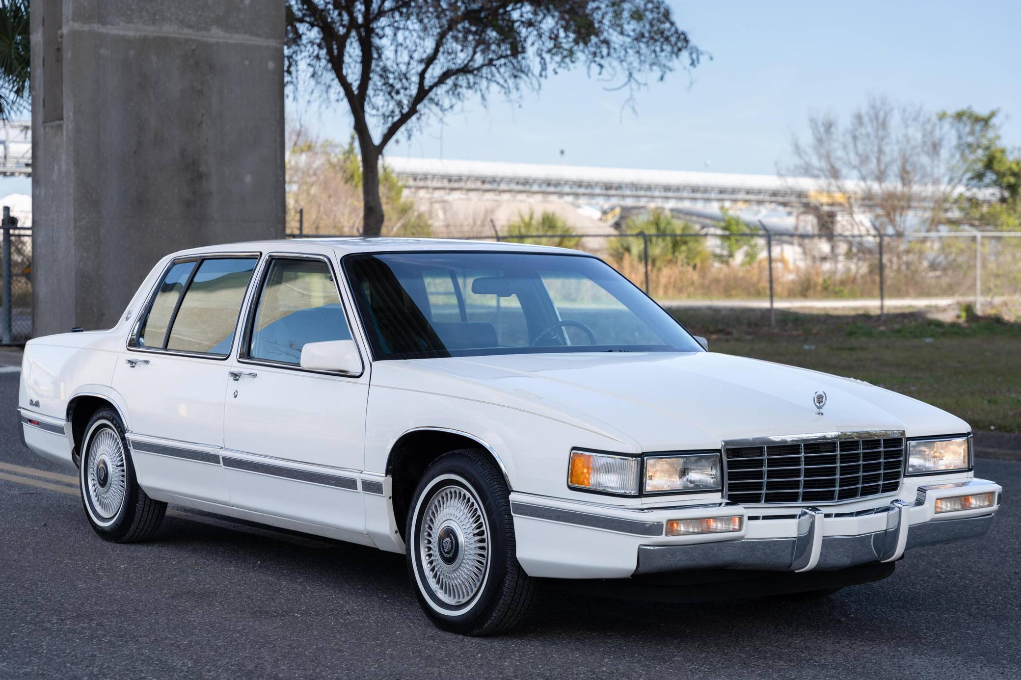 カリフォルニア　パティオ　廃盤　白 1993 Cadillac Sedan DeVille VIN: 1G6CD53BXP4320735 for Sale - Cars