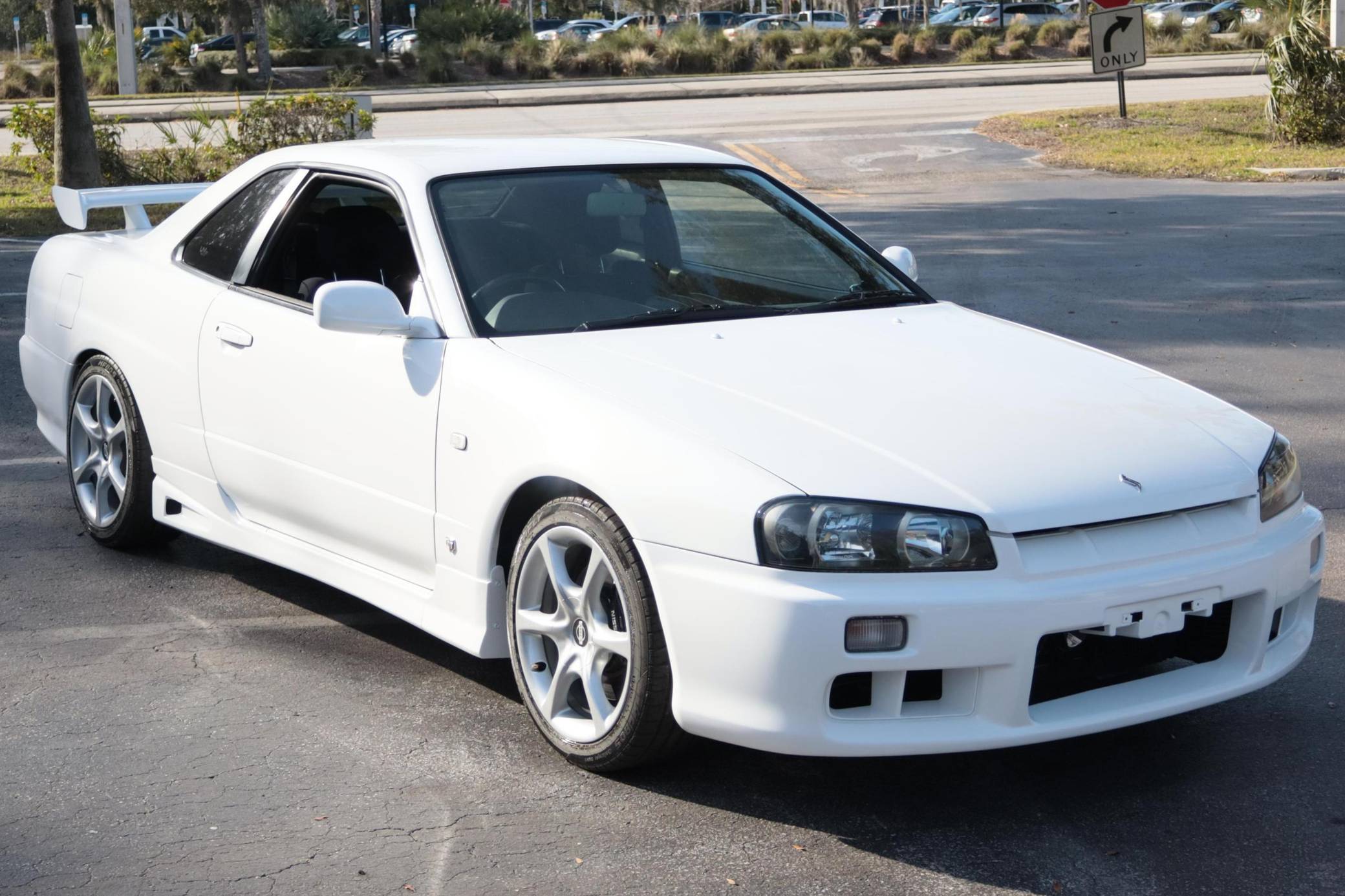 【WEB限定】Nissan Skyline  White With Engine No Reserve: 1999 Nissan Skyline GT-R V-Spec for sale on BaT