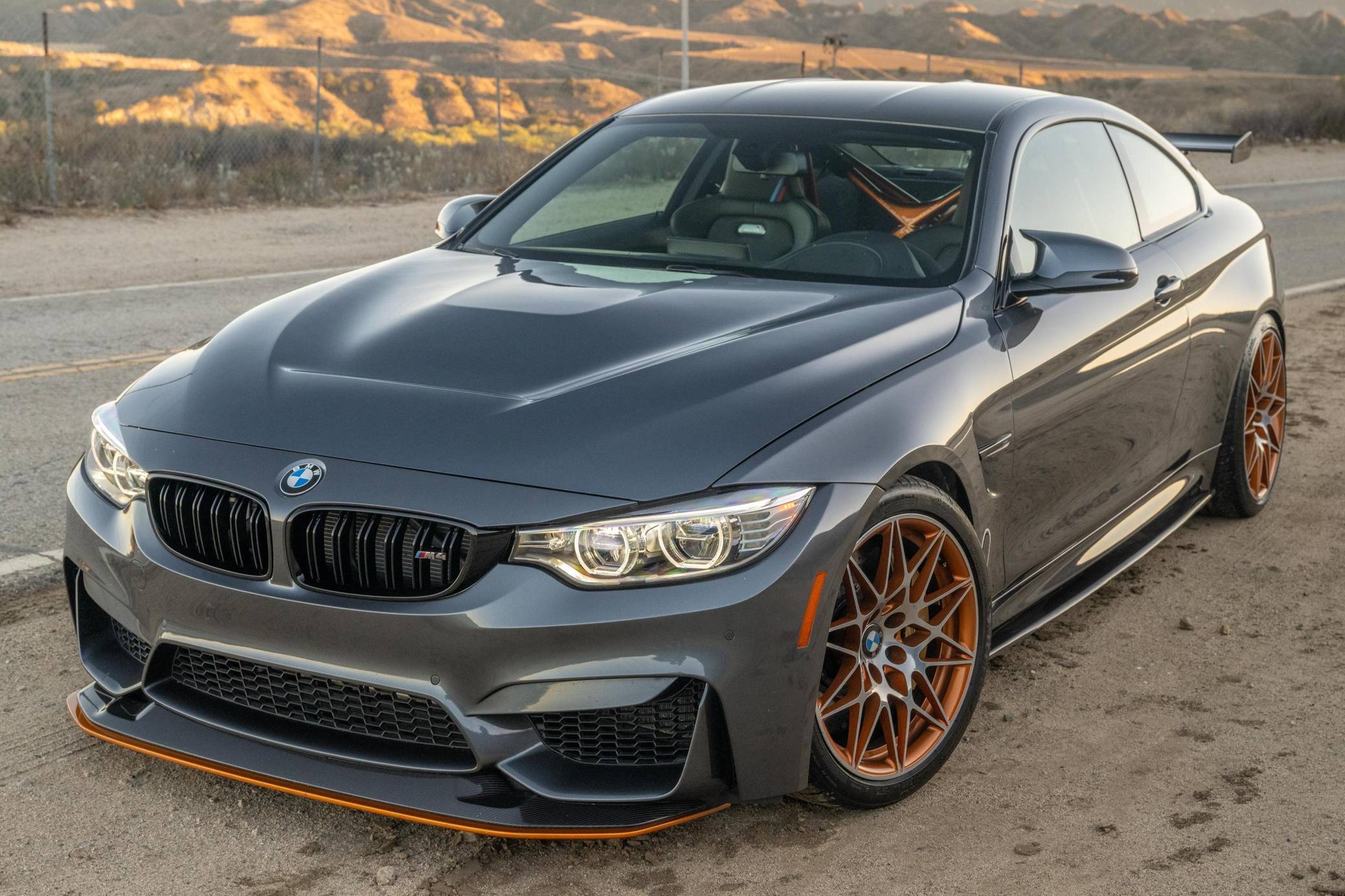 ミニチャンプス 1/18  M4 GTS 2016 ダークグレー Minichamps provides the BMW M4 GTS from 1:18