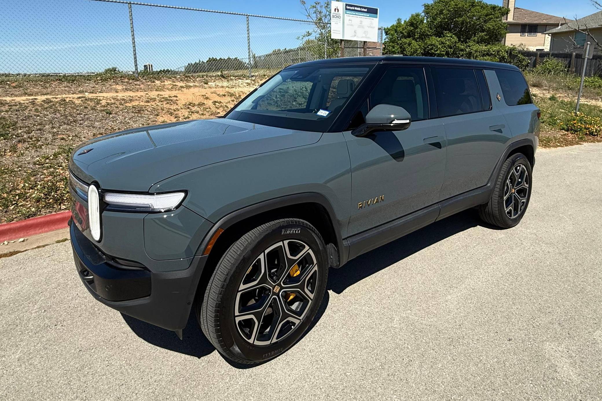 2025 Rivian R1S