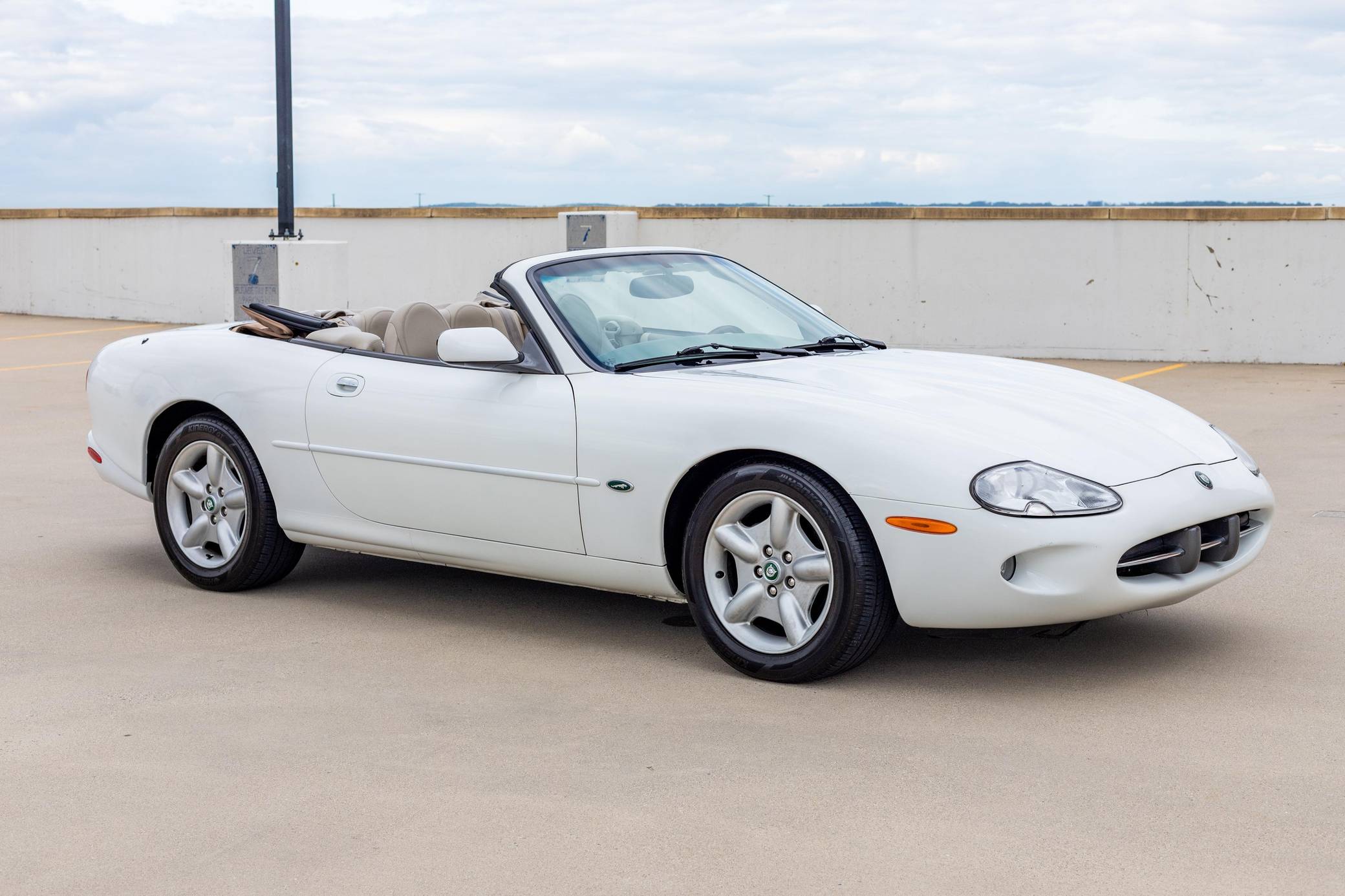 ギャンゴ　2体 1998 Jaguar XK8 Convertible VIN: SAJGX224XWC025597 for Sale - Cars