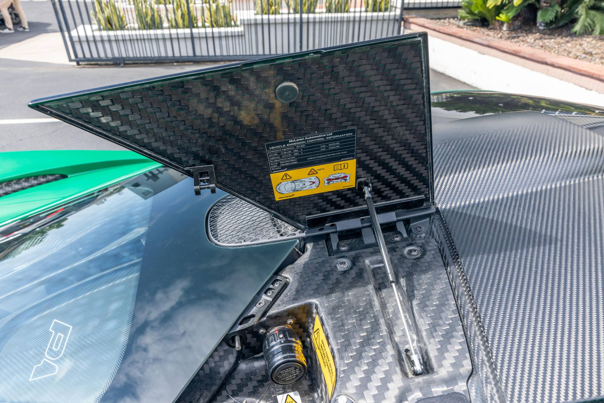 2014 McLaren P1 photo 409