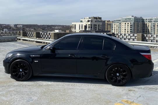 BMW SERIE 5 2005-bmw-e60-m5-v10-saloon-89k-miles-sapphire-black-rod-bearings-changed-more  Used - the parking