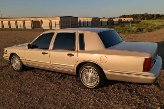 1995 Lincoln Town Car Signature Spinnaker Edition VIN
