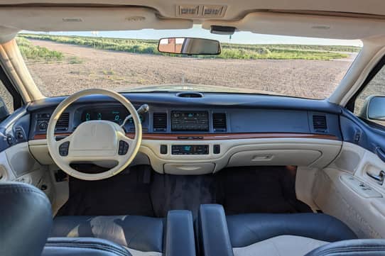 1995 Lincoln Town Car Signature Spinnaker Edition VIN