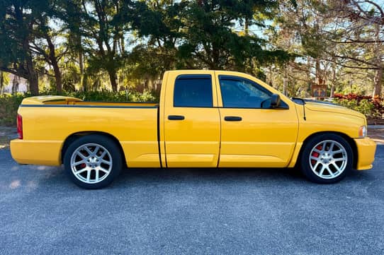 Miniature Spark 1/43 – Dodge Ram SRT-10 Quad Cab – Yellow Fever Edition 2005 – Boîte D’origine