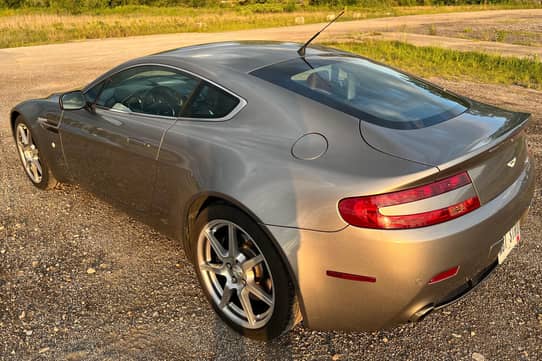 ASTON MARTIN カタログ Aston Martin V8 Turns 50, Looks As Sharp as Ever and Still