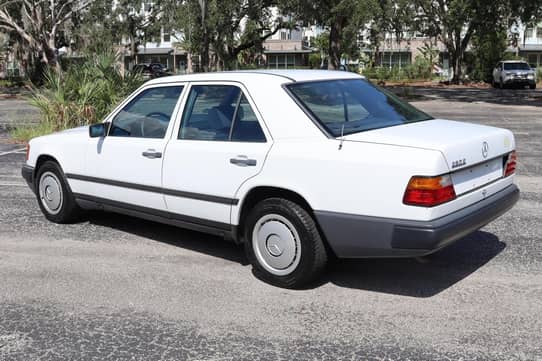 1986 Mercedes-Benz 260E VIN: WDB1240261A352550 for Sale - Cars & Bids