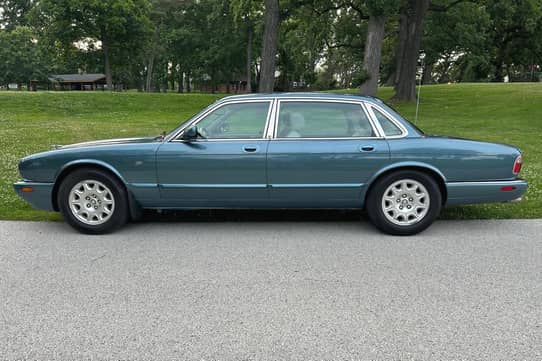 2000 Jaguar XK8 Coupe VIN: SAJJA41C3YNA06508 - CLASSIC.COM