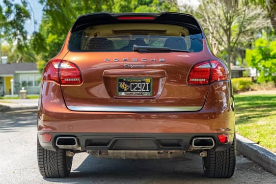 PORSCHE Cayenne 2013 rouge - Référence 940063200 fabriquée par MAXICHAMPS